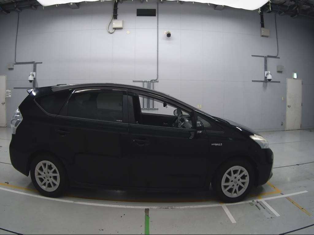 2013 Toyota Prius alpha ZVW41W[2]