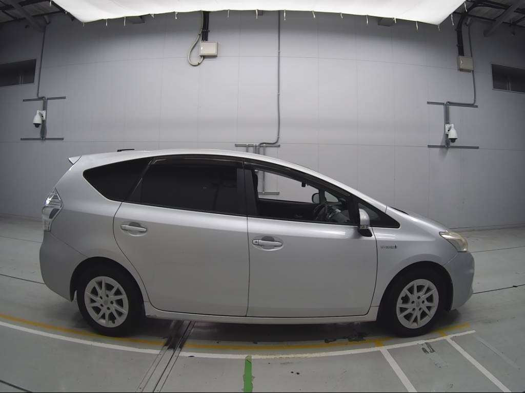 2012 Toyota Prius alpha ZVW41W[2]