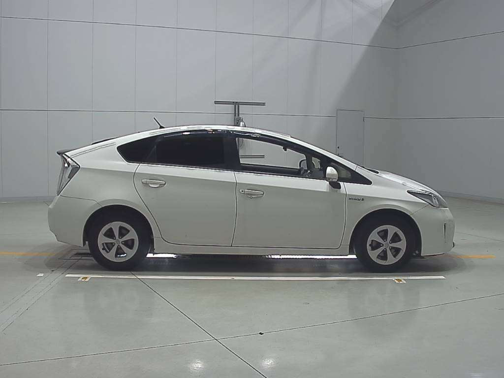 2015 Toyota Prius ZVW30[2]