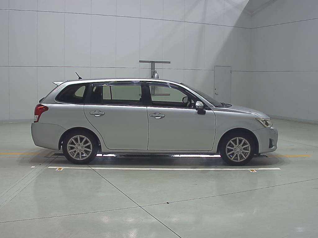 2013 Toyota Corolla Fielder NZE161G[2]