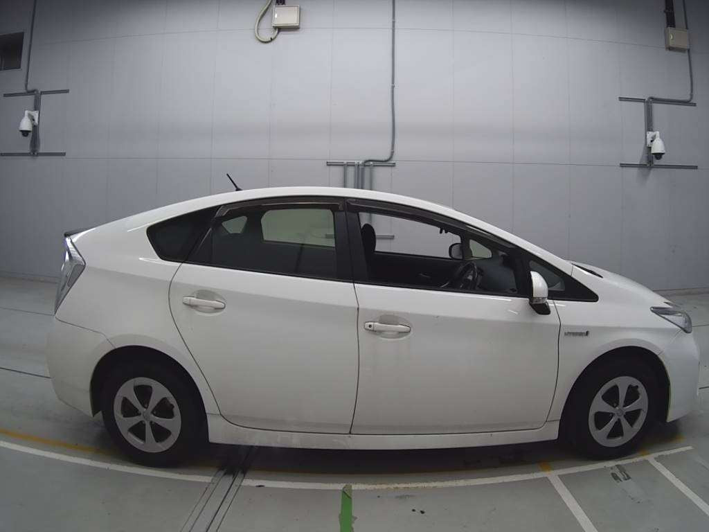 2015 Toyota Prius ZVW30[2]