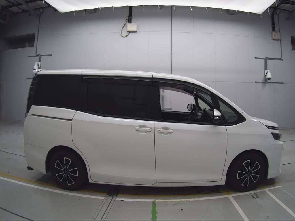 2016 Toyota Voxy ZRR85G[2]