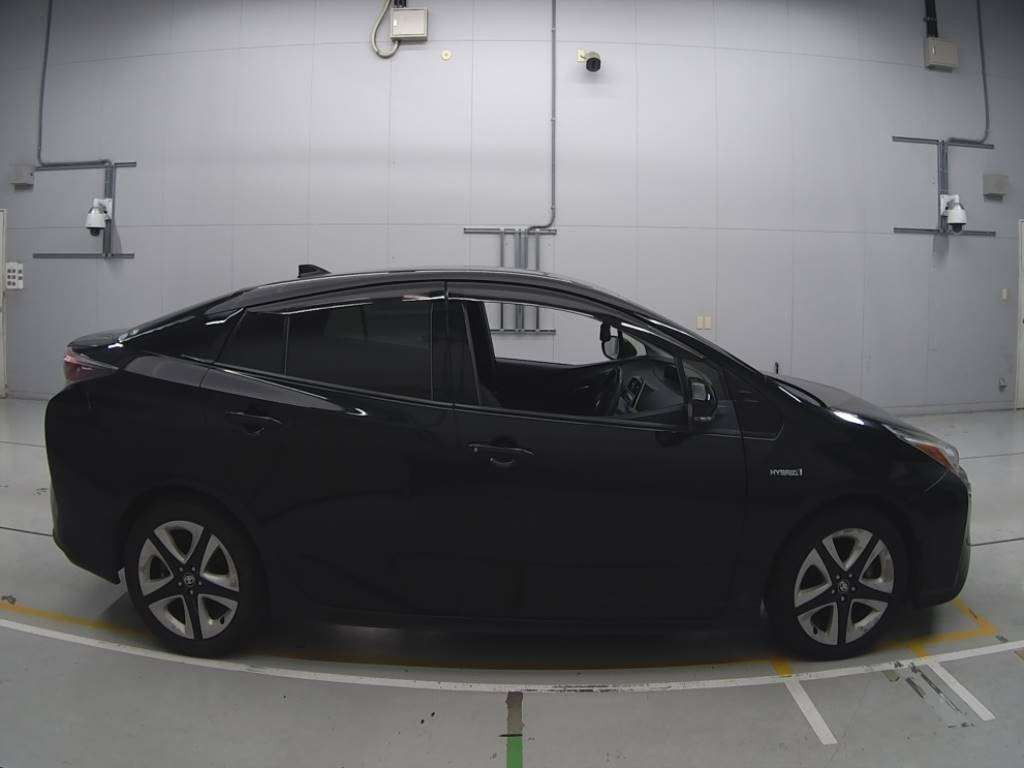 2016 Toyota Prius ZVW50[2]