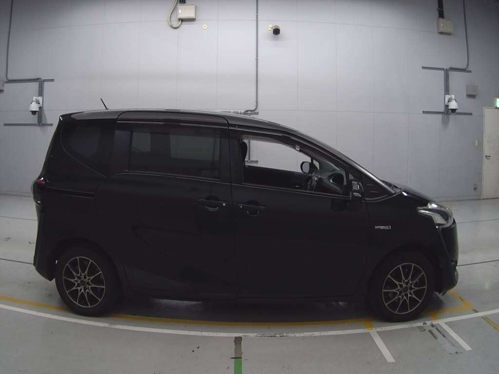 2016 Toyota Sienta NHP170G[2]