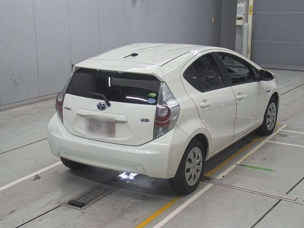 2014 Toyota Aqua NHP10[1]