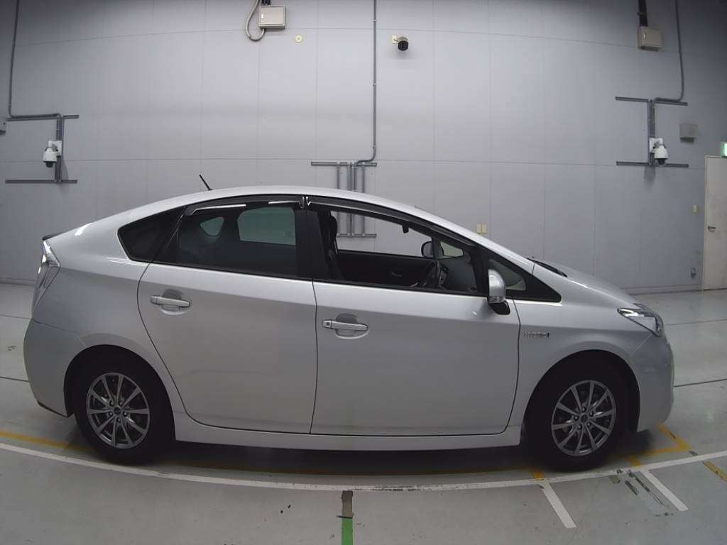 2012 Toyota Prius ZVW30[2]