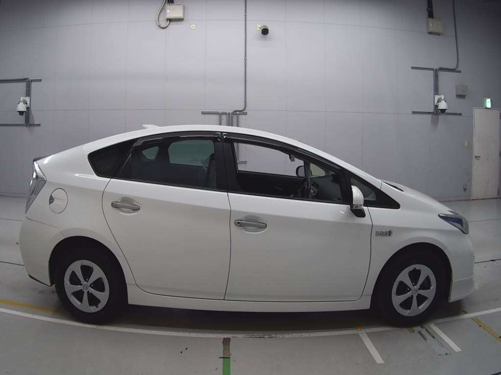 2012 Toyota Prius PHV ZVW35[2]