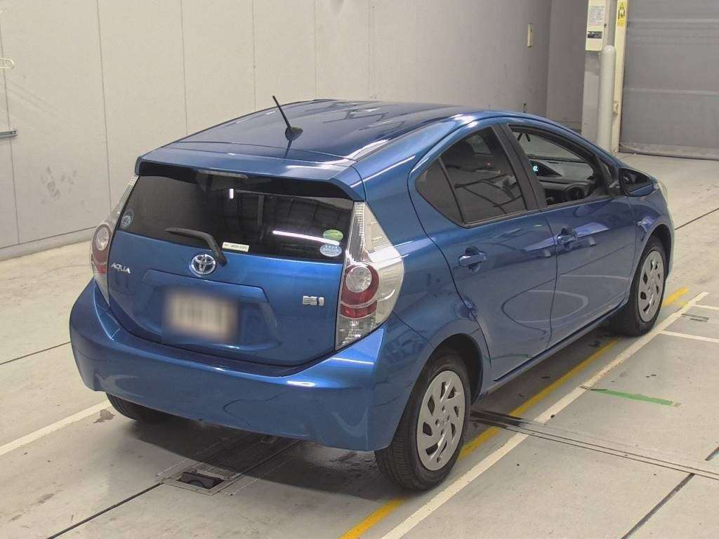 2014 Toyota Aqua NHP10[1]