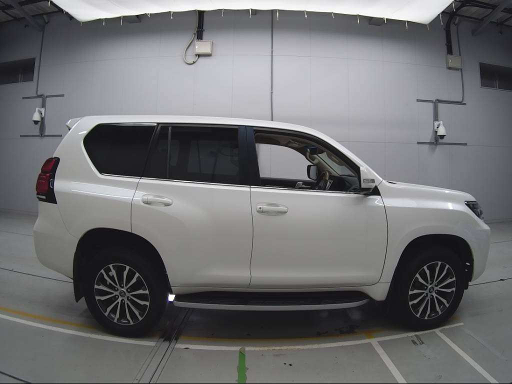 2018 Toyota Land Cruiser Prado GDJ151W[2]