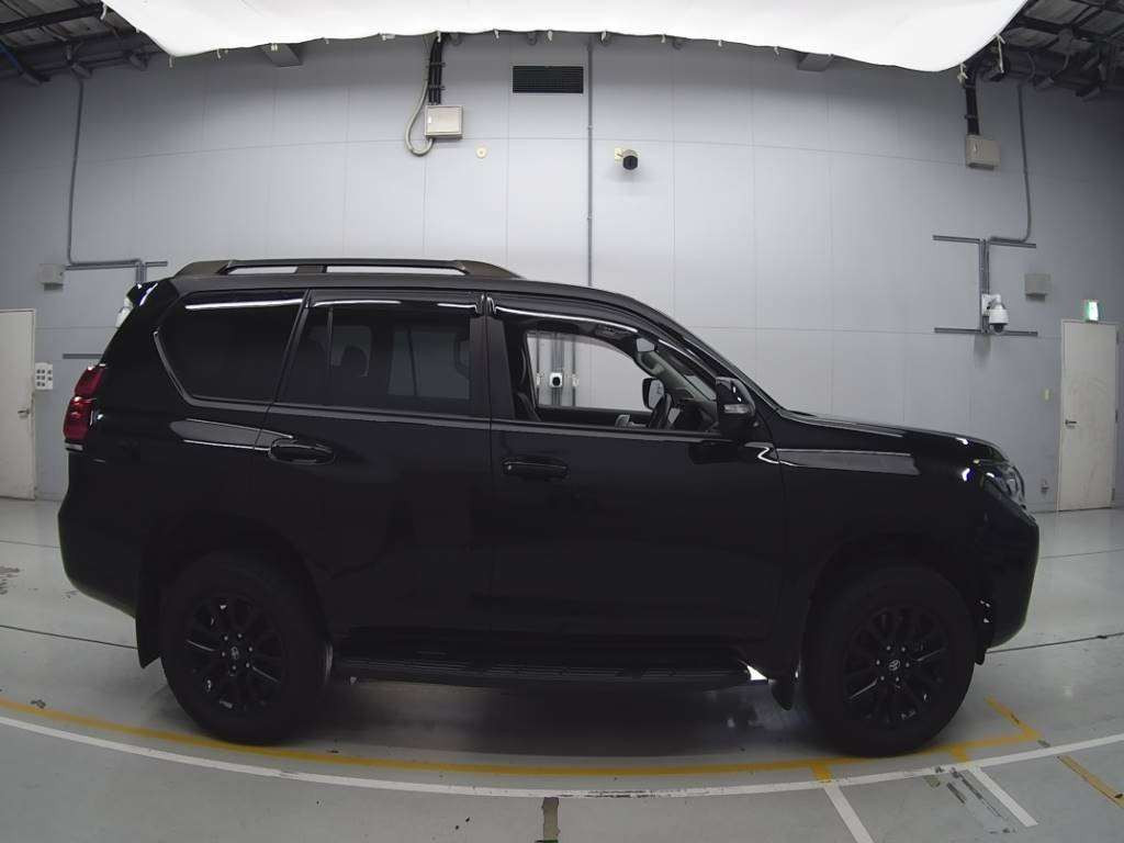 2021 Toyota Land Cruiser Prado TRJ150W[2]