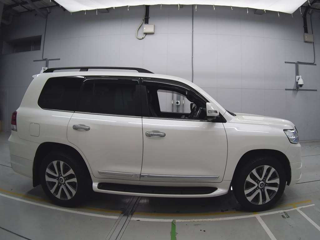 2017 Toyota Land Cruiser URJ202W[2]