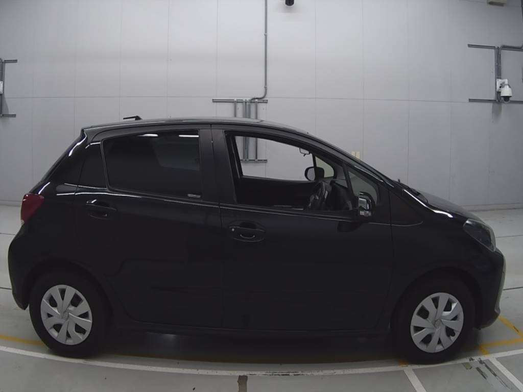 2015 Toyota Vitz NSP130[2]