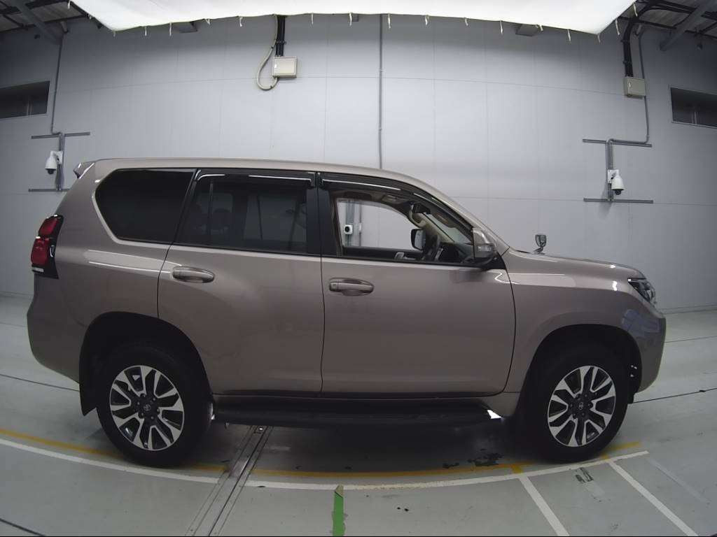 2022 Toyota Land Cruiser Prado TRJ150W[2]