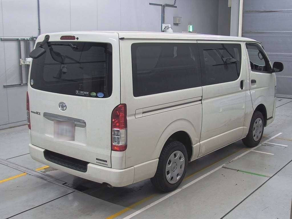 2016 Toyota Regiusace Van TRH200V[1]