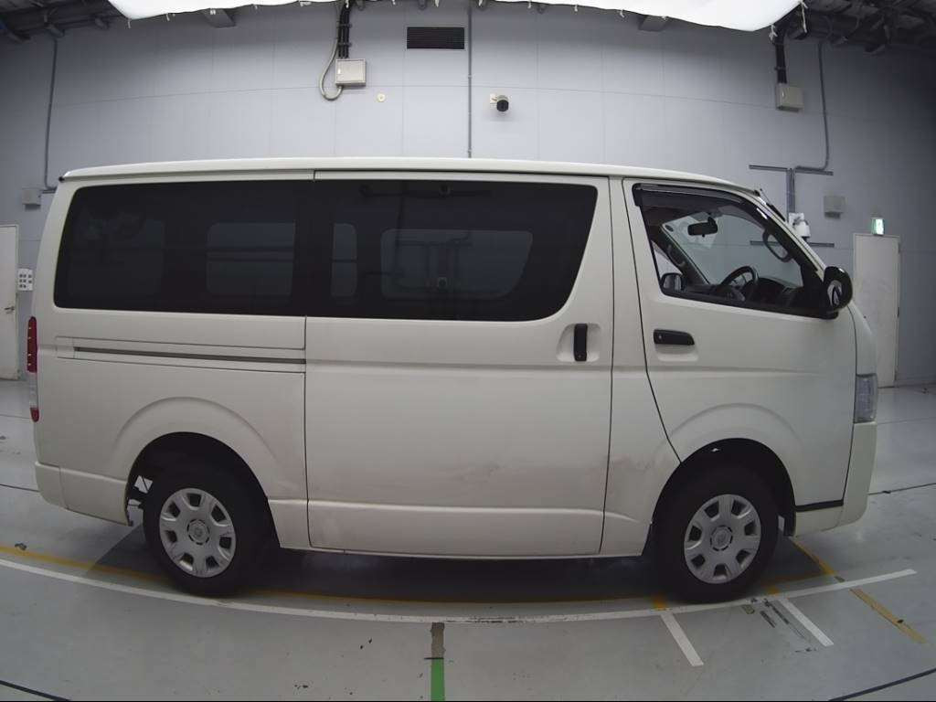 2016 Toyota Regiusace Van TRH200V[2]