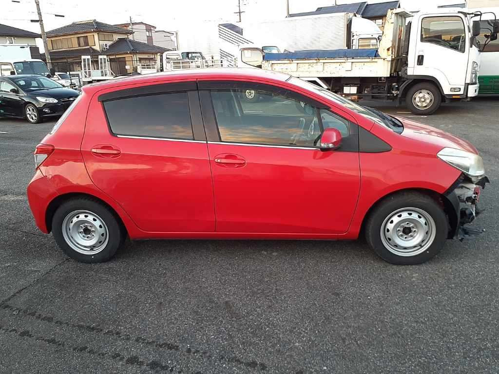 2011 Toyota Vitz NSP130[2]