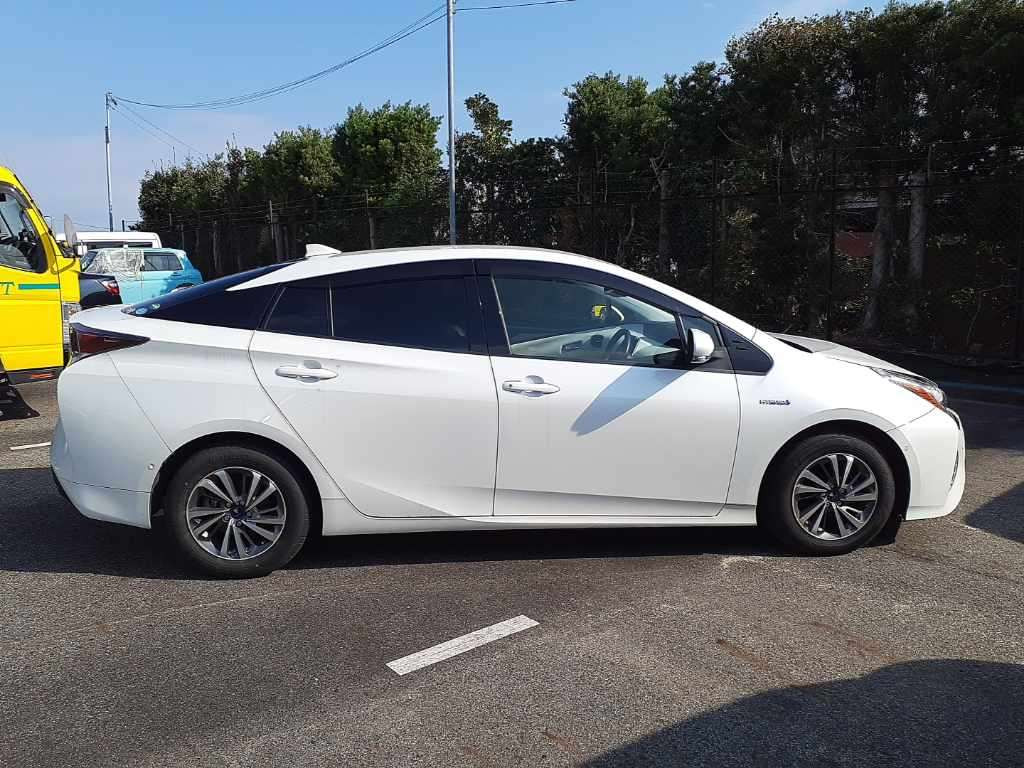 2017 Toyota Prius ZVW50[2]