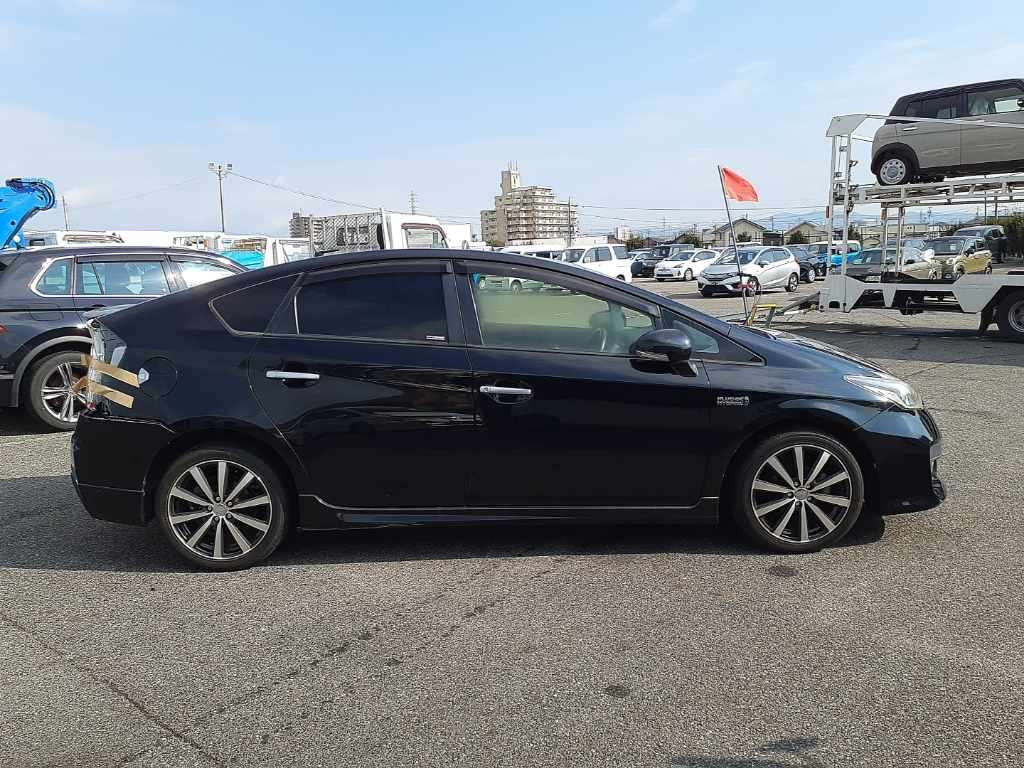 2012 Toyota Prius PHV ZVW35[2]