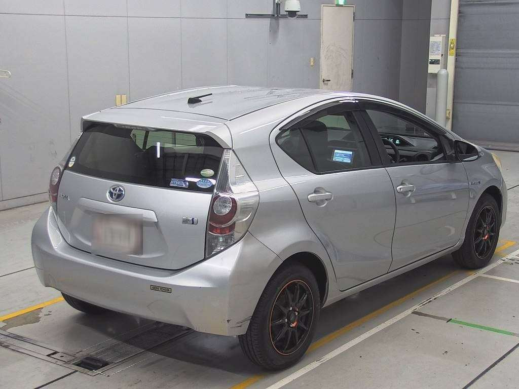 2012 Toyota Aqua NHP10[1]