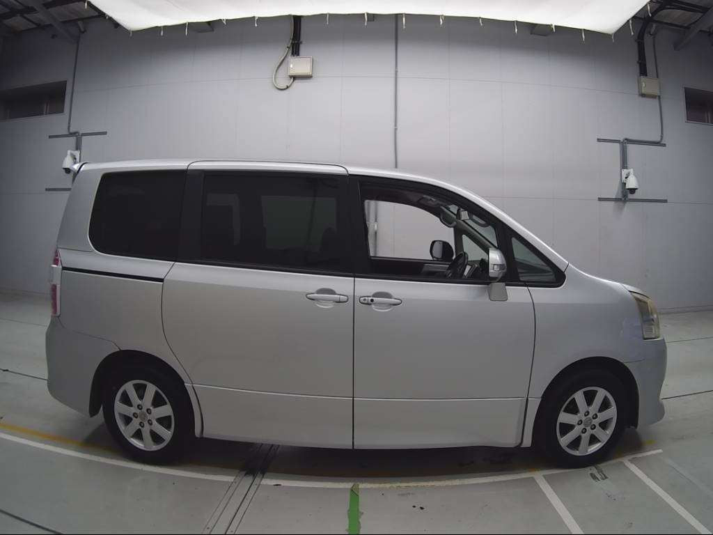 2009 Toyota Noah ZRR70W[2]