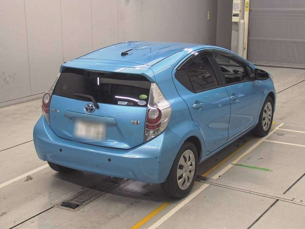 2013 Toyota Aqua NHP10[1]