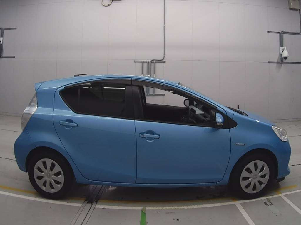 2013 Toyota Aqua NHP10[2]