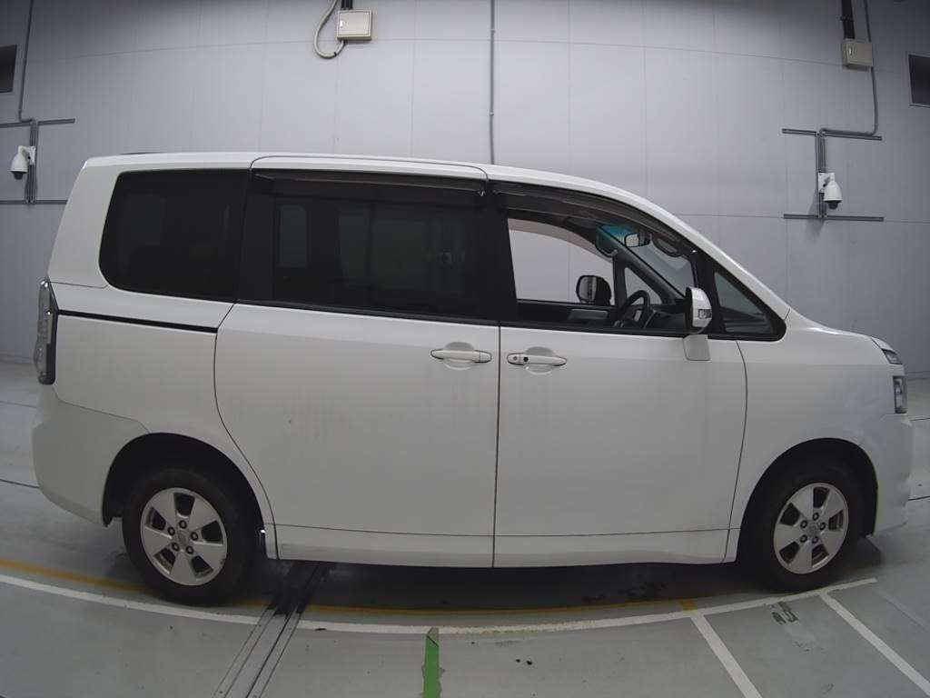 2008 Toyota Voxy ZRR75G[2]