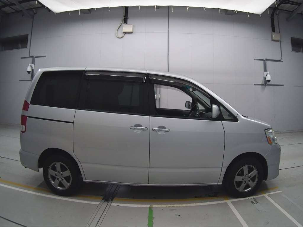 2006 Toyota Noah AZR60G[2]