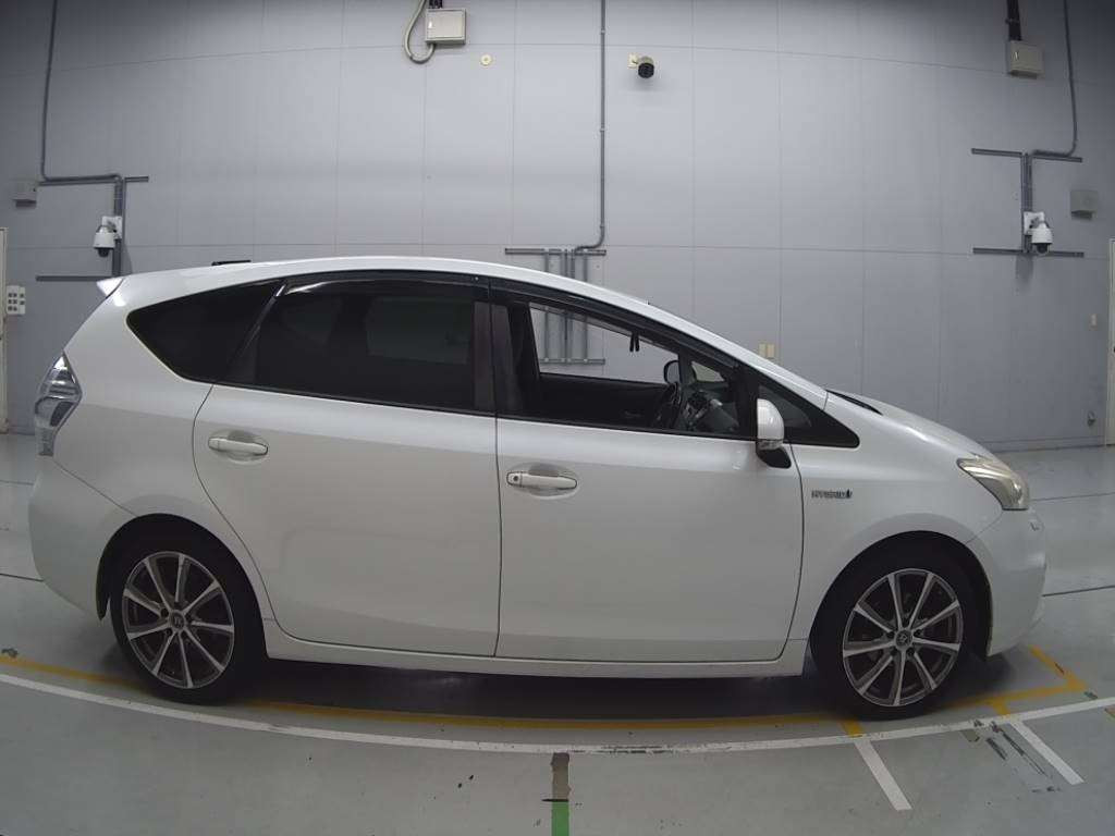 2012 Toyota Prius alpha ZVW41W[2]