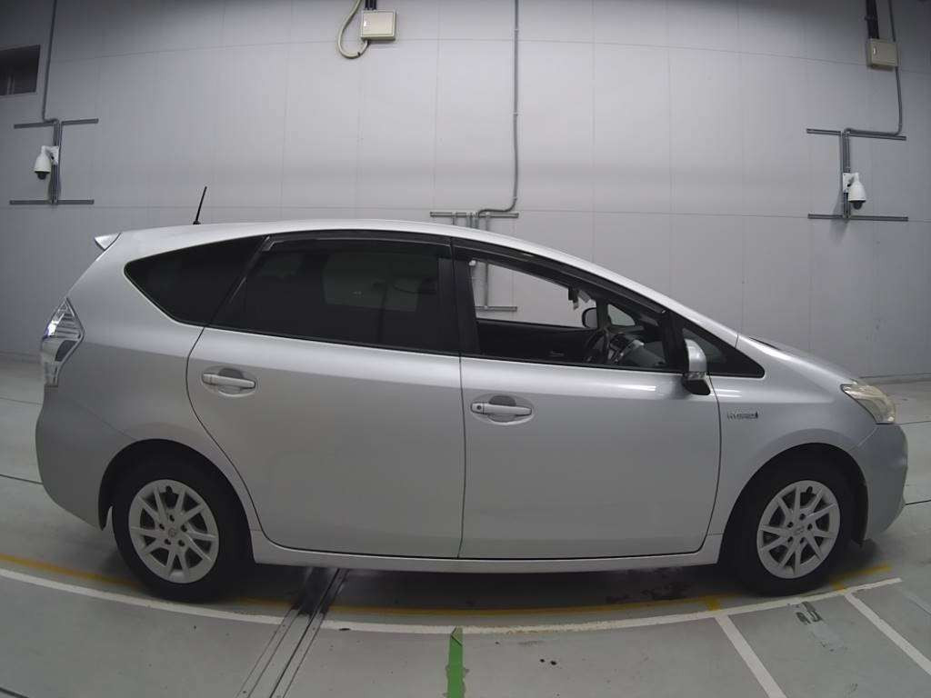 2011 Toyota Prius alpha ZVW41W[2]