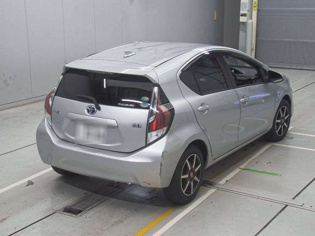 2016 Toyota Aqua NHP10[1]