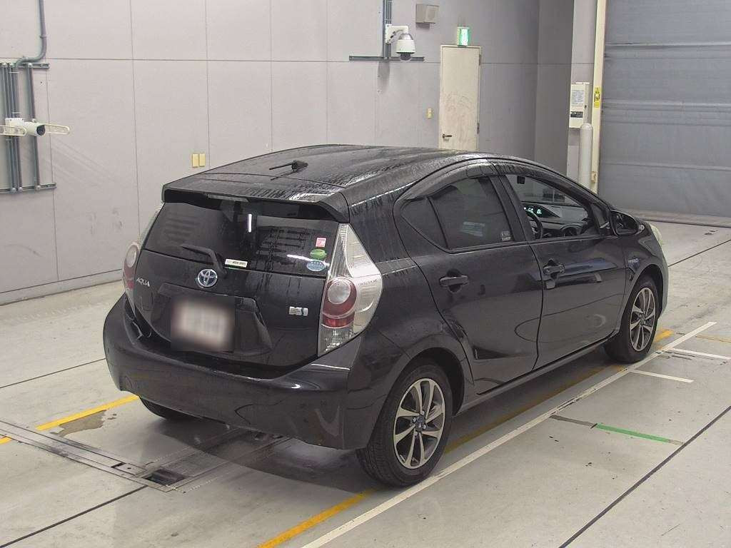 2014 Toyota Aqua NHP10[1]