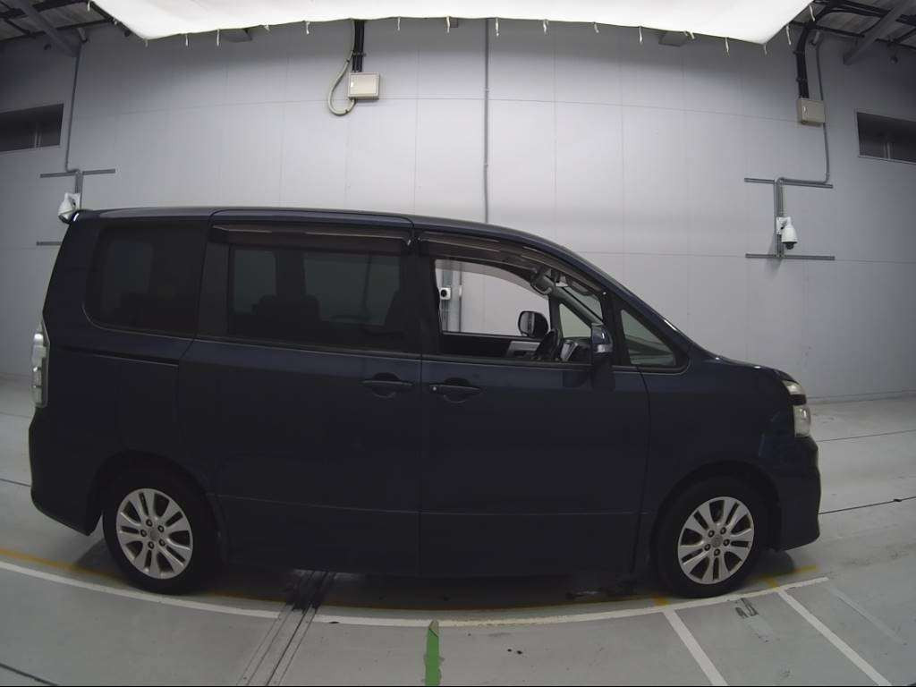 2012 Toyota Voxy ZRR70W[2]