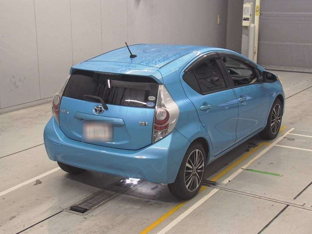 2012 Toyota Aqua NHP10[1]