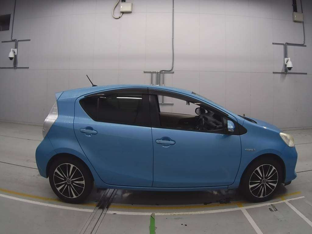 2012 Toyota Aqua NHP10[2]