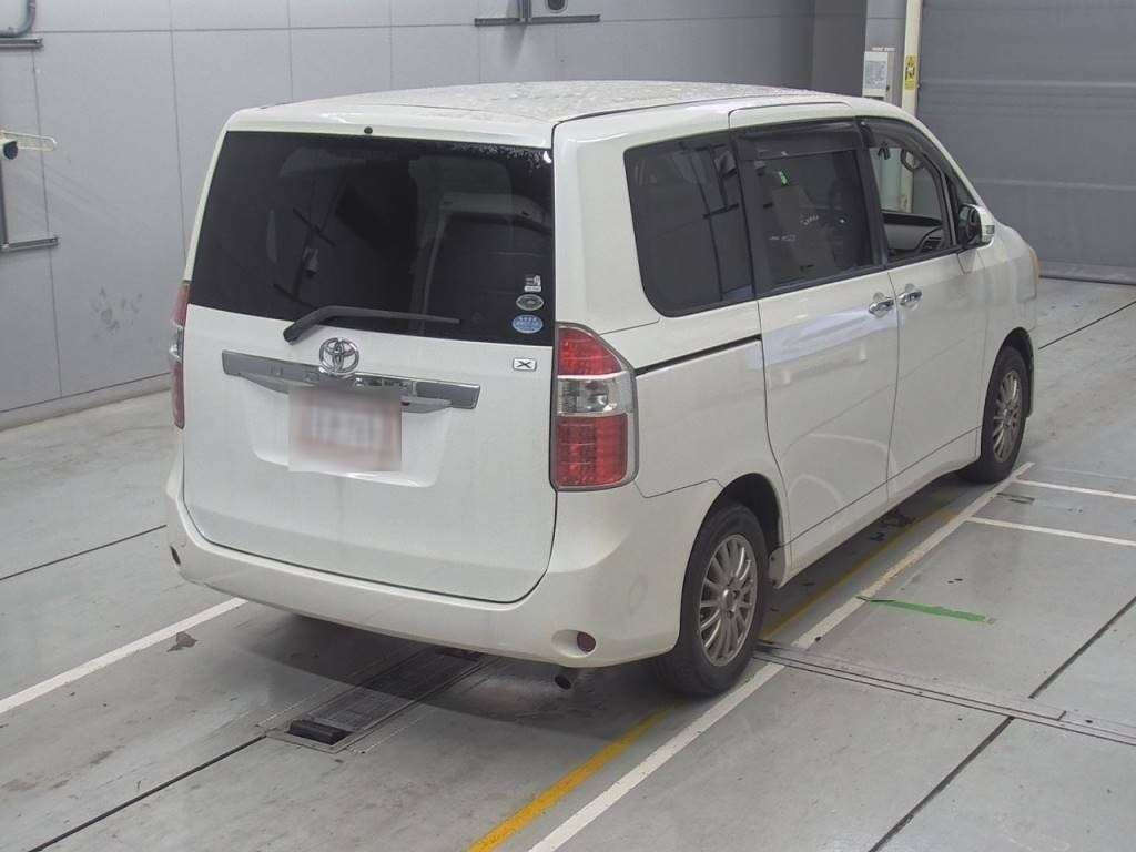 2010 Toyota Noah ZRR70G[1]