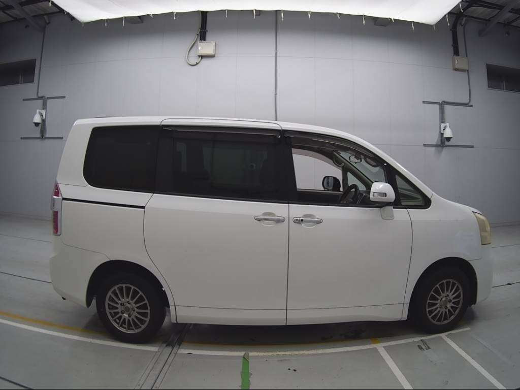 2010 Toyota Noah ZRR70G[2]