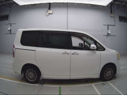 2010 Toyota Noah