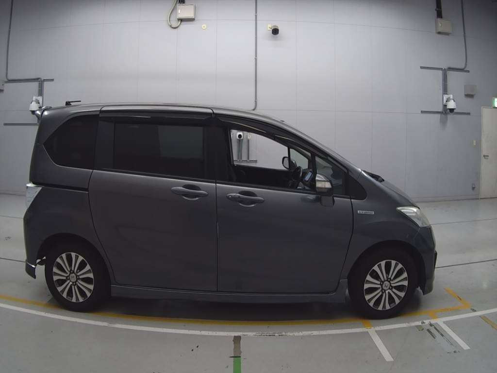 2011 Honda Freed hybrid GP3[2]