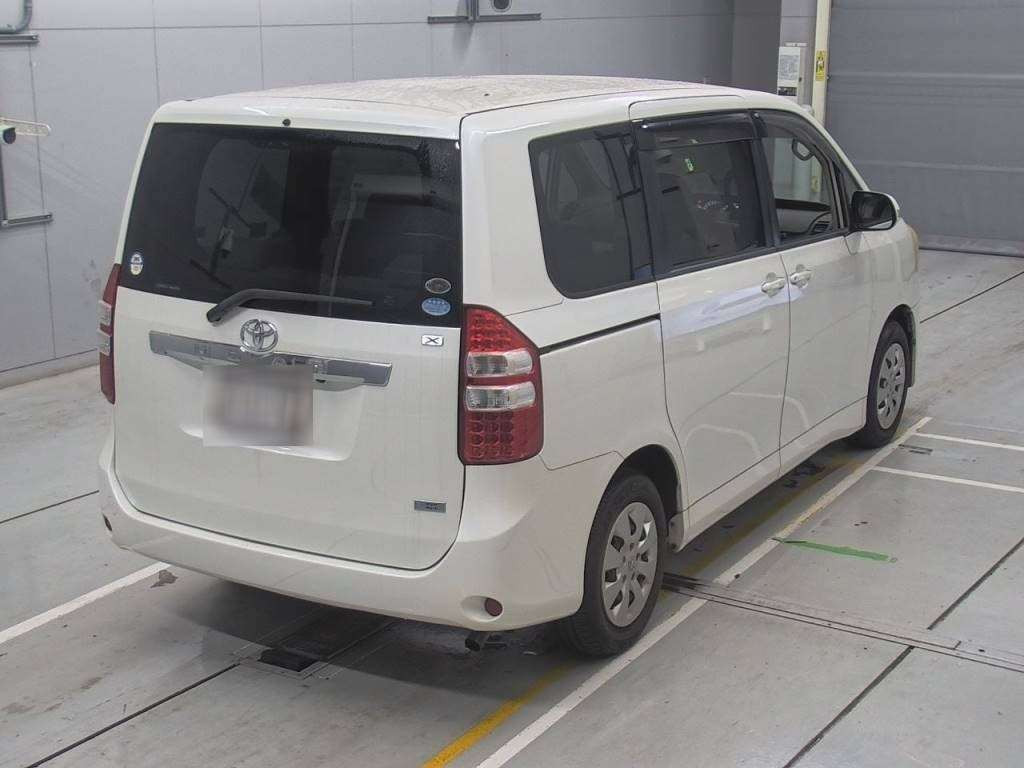 2010 Toyota Noah ZRR70G[1]