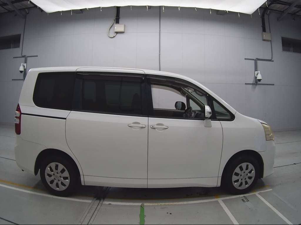 2010 Toyota Noah ZRR70G[2]