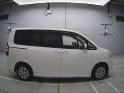 2010 Toyota Noah