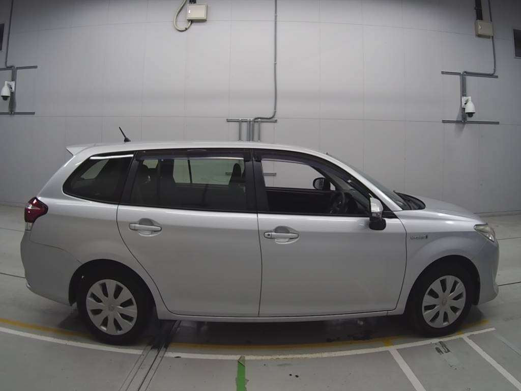 2015 Toyota Corolla Fielder NKE165G[2]