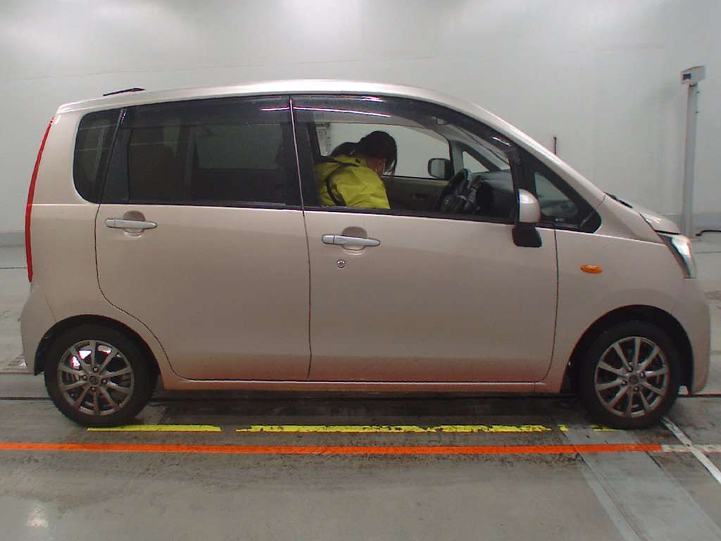 2013 Daihatsu Move LA100S[2]