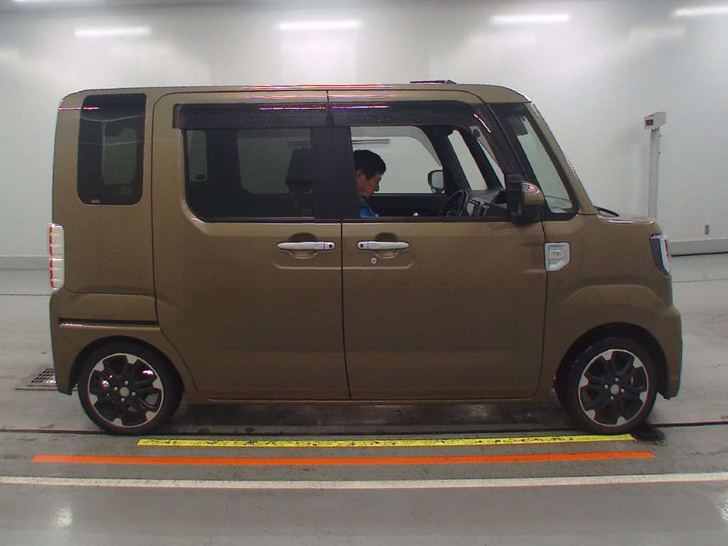 2021 Daihatsu Wake LA700S[2]