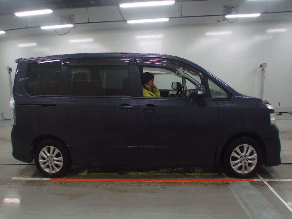 2010 Toyota Voxy ZRR70W[2]