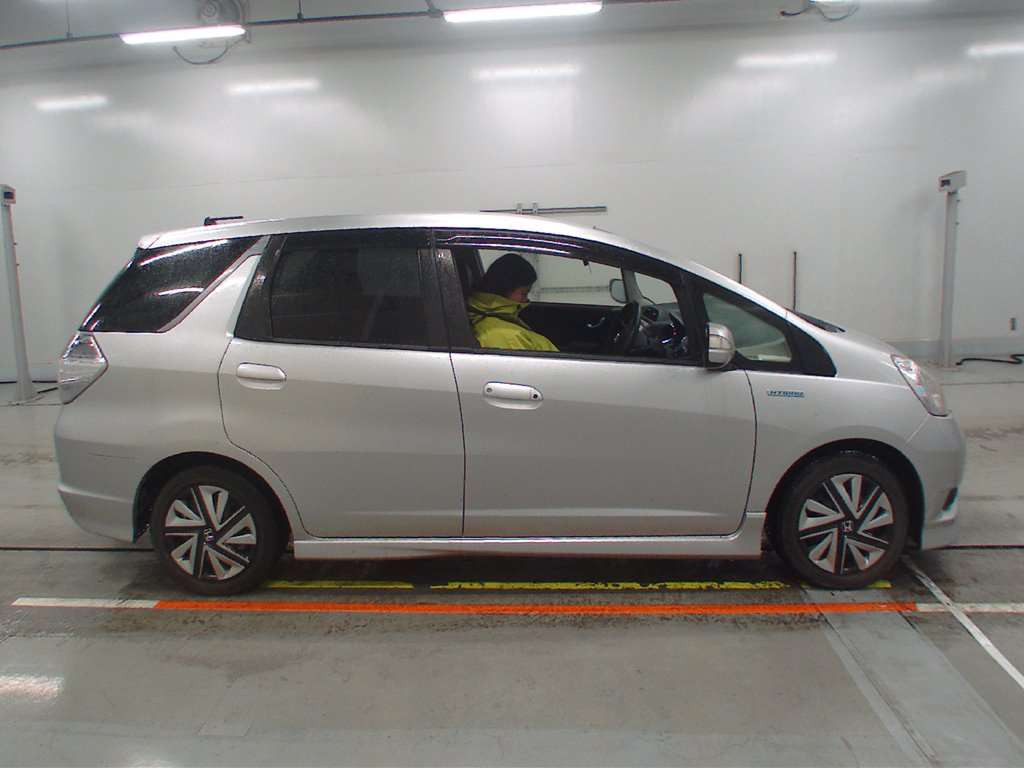 2013 Honda Fit Shuttle Hybrid GP2[2]