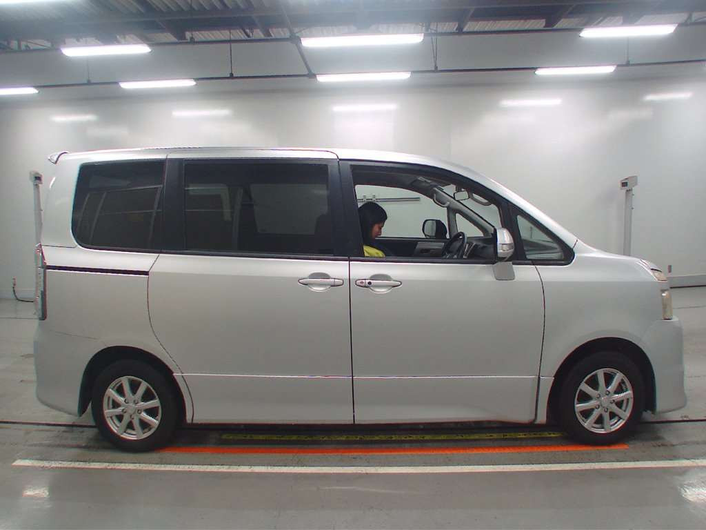 2009 Toyota Voxy ZRR70W[2]