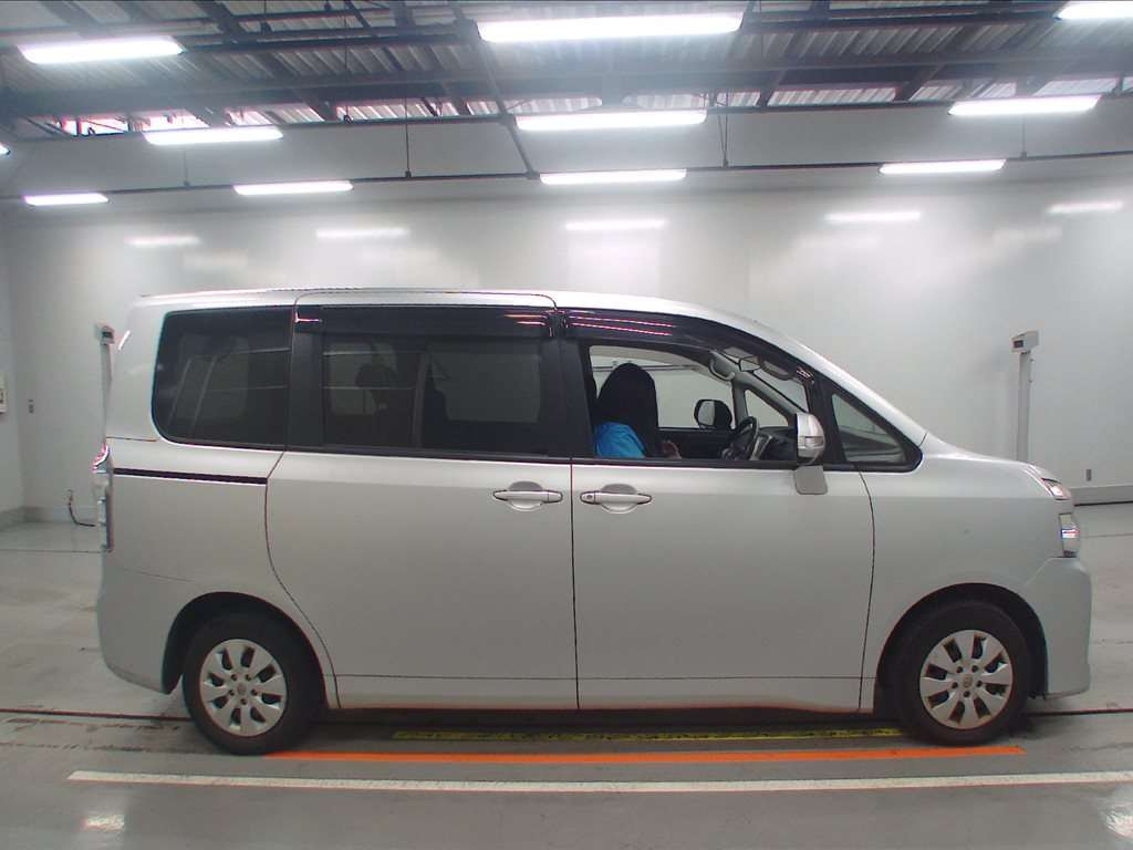 2012 Toyota Voxy ZRR70G[2]