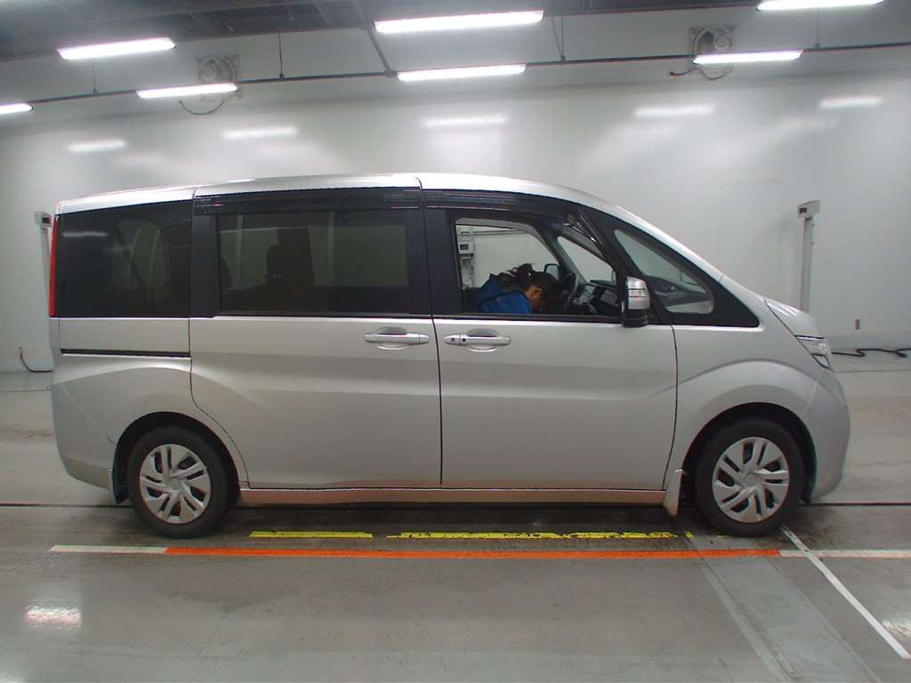 2016 Honda Step WGN RP1[2]